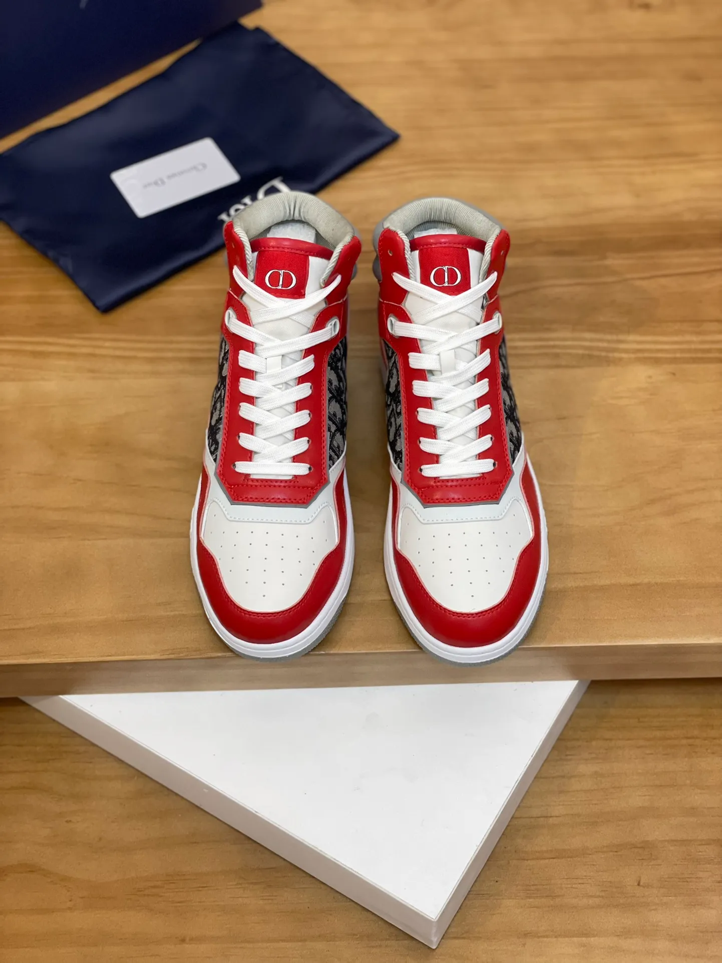 Men's shoes: 💰P460¥ Product trademark: Dior* "Dior*" high-top casual shoes Regular size: 38-44 (can be customized to 45.46) Product materials: Upper imported cowhide stitched with original fabric, breathable lining, original outsole. Number: 1006